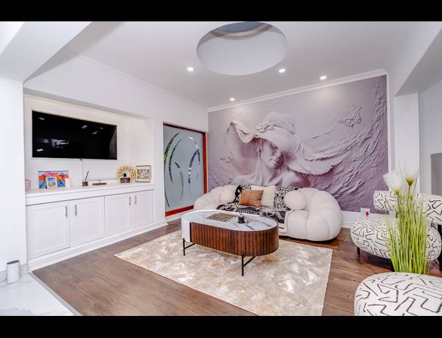 5 BEDROOM HOUSE FOR SALE IN LONEHILL